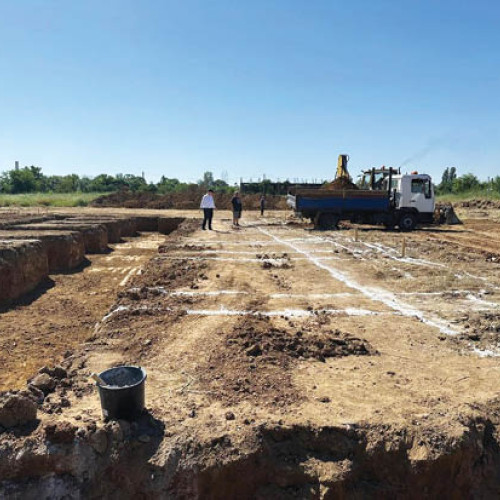 Primăria comunei Blejoi a început construcția primului bloc ANL pentru tineri