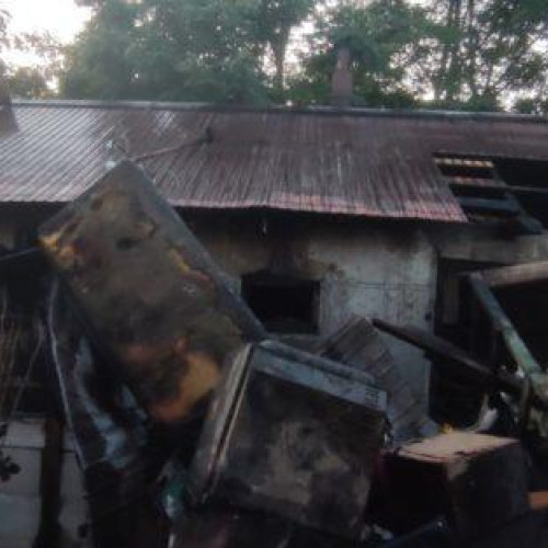 Incendiu în Putureni: o anexă a fost cuprinsă de flăcări