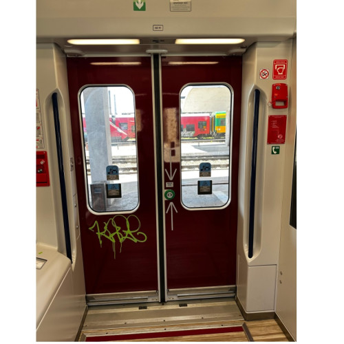 Un tren nou, distrus cu neglijență: oficialii atrag atenția asupra comportamentului pasagerilor