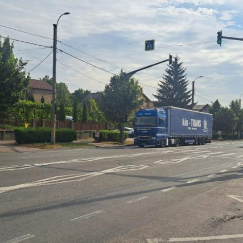 A fost inaugurat oficial drumul expres de la Tureni, un proiect mult așteptat de locuitori. Primarul Emil Boc a declarat că această nouă rută va scoate peste 1.700 de camioane TIR din oraș, oferind o soluție decolare mai eficientă pentru traficul greu din Cluj-Napoca.