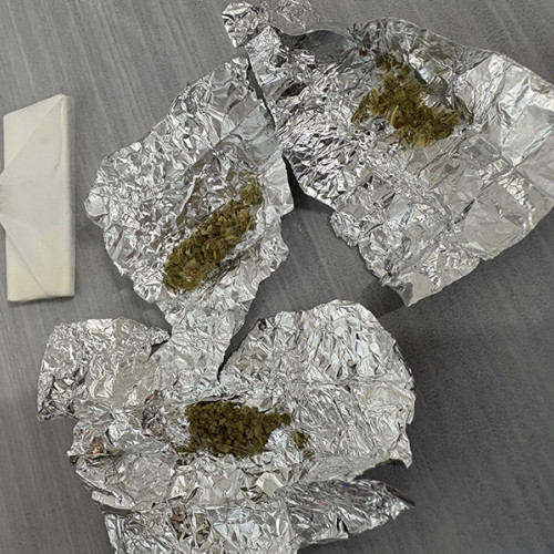 Un bărbat de 44 de ani, din Constanța, a fost oprit de jandarmii din Medgidia pe strada Dezrobirii, scrie ziarulamprenta.ro. Potrivit sursei, omul a devenit vizibil agitat la vederea autorităților, ceea ce a dus la un control corporal.