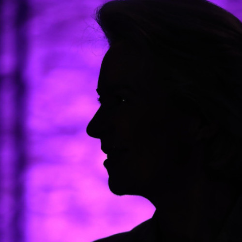 Ursula von der Leyen a fost salvată de o moțiune de cenzură în Parlamentul European, deși evenimentul nu a fost o victorie clară pentru ea, notează POLITICO. Inițiată de europarlamentarul român Gheorghe Piperea din partea AUR, această moțiune ar fi putut conduce la demiterea șefei Comisiei Europene dacă ar fi fost aprobată, însă numărul de voturi nu a fost suficient pentru a îndeplini condițiile majorității de două treimi, ceea ce ar fi aruncat UE în haos.