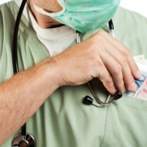 Medicul ortoped de la Spitalul Floreasca, prins în flagrant în timp ce primea mită