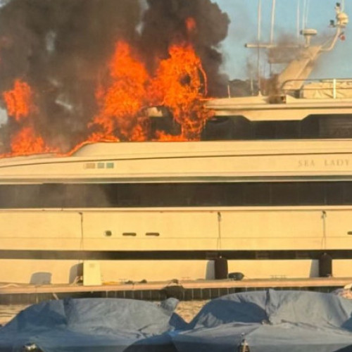 Iaht de lux în flăcări în portul Saint-Tropez