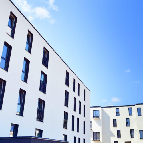 Ieșenii care doresc să cumpere un apartament cu TVA redus la 9% mai au timp limitat pentru a beneficia de această facilitate fiscală. Potrivit site-ului imobiliar ziaruldeiasi.ro, pentru a profita de reducere, este necesar ca avansul de minimum 20% să fie plătit până cel târziu pe 1 august, dată până la care trebuie încheiată și tranzacția.