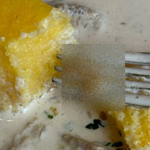 Clujean supărat după ce a găsit un vierme în mâncare la restaurantul preferat