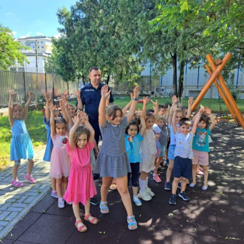 Polițiștii din Vrancea continuă acțiunile de prevenire a vulnerabilităților minorilor pe perioada vacanței de vară