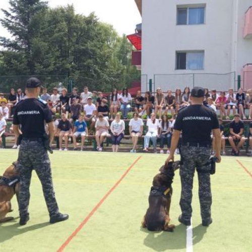 Jandarmii botoșăneni au vizitat tabăra ARC 2025 de la Agafton pentru a oferi tinerilor lecții despre siguranță și tradiție