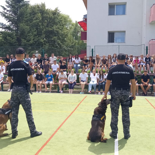 jandarmii au vizitat taberele ARC de la Agafton pentru a educa tinerii despre misiunile lor