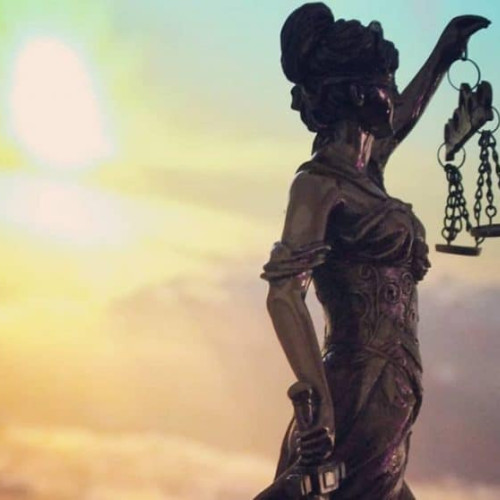 Premierul Ilie Bolojan a vorbit despre pensiile speciale ale magistraților în cadrul unei conferințe desfășurate vineri, 11 iulie. El a explicat că magistrații se pensionează prea devreme, poziție reafirmată prin statistici și experiență personală. Potrivit acestuia, media de pensionare a judecătorilor și procurorilor este de aproximativ 48 de ani.