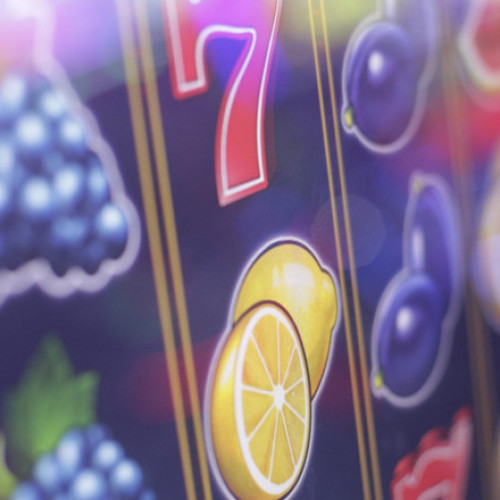 teatru sau zona de jocuri de noroc, ci va fi decisa de autoritatile locale, a explicat premierul Ilie Bolojan în cadrul conferinței de presă de vineri. El menționează că această schimbare face parte din procesul de descentralizare a autorizării activităților de joc de noroc.