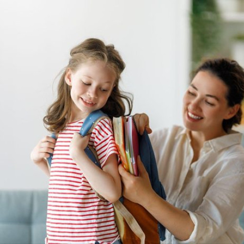 Copiii primesc smartphone-uri din ce în ce mai devreme, iar peste jumătate dintre aceștia din Statele Unite dețin un telefon inteligent înainte de a începe școala gimnazială. Pentru a-i proteja, părinții trebuie să utilizeze funcțiile de control parental disponibile în telefoane sau să instaleze aplicații speciale de monitorizare. Potrivit citeaza opinia bumănească, iPhone-urile oferă instrumente excelente pentru gestionarea utilizării dispozitivului de către copii.