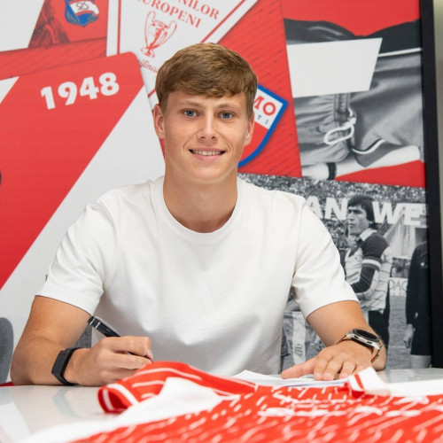 Dinamo București a făcut o nouă achiziție importantă în lot, după ce a transferat de la Voința Crevedia fotbalistul moldovean Alexandru Tabuncic. Potrivit sursei damboviteanul.com, clubul din Capitala a semnat cu jucătorul un contract pe cinci sezoane, până în 30 iunie 2030. Tabuncic va evolua pe postul de fundaș lateral dreapta, poziție în care a fost folosit și la echipele naționale de juniori U17, U19 și U20 ale Moldovei.