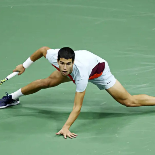Carlos Alcaraz se califică pentru a treia oară la rând în finala de la Wimbledon
