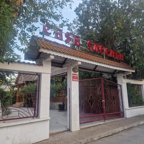 Casa Suceava, o pensiune cu restaurant din Satul de Vacanță, a fost recent listată pentru vânzare, potrivit unui anunț publicat pe site-ul historia.ro. Afacerea funcționează încă și se află într-una dintre cele mai solicitate zone, la intrare în Satul de Vacanță. Proprietarii caută o ieșire din domeniul hotelier, considerat din ce în ce mai neprofitabil.