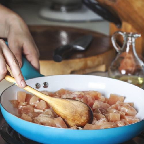 Creșterea prețurilor la carnea de pui afectează românii în anul plafonării adaosului comercial