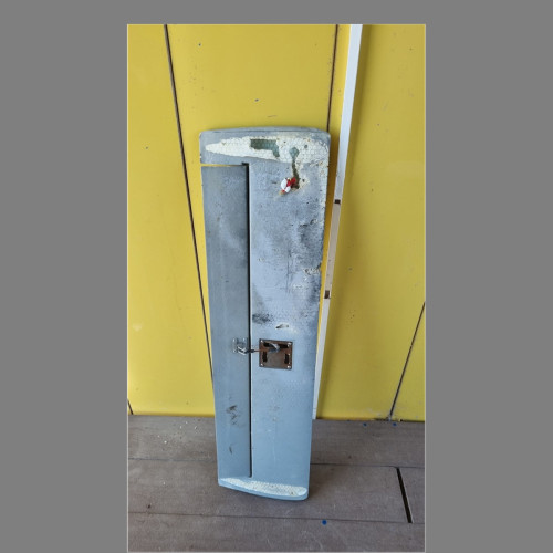 Bucată de dronă de mari dimensiuni, găsită în mare de un turist