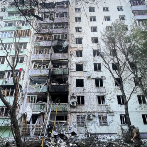 Rusia a lansat un atac nocturn cu drone și rachete asupra Ucrainei, vizând zone din vestul țării, unde cel puțin două persoane și-au pierdut viața în orașul Cernauti, situat aproape de granița cu România. Potrivit informațiilor, orașul a suferit pagube semnificative, fiind lovit de mai multe clădiri rezidențiale, magazine, clădiri administrative și autoturisme. Două victime au fost înregistrate, iar alte patru persoane au fost grav rănite, notează digi24.ro.