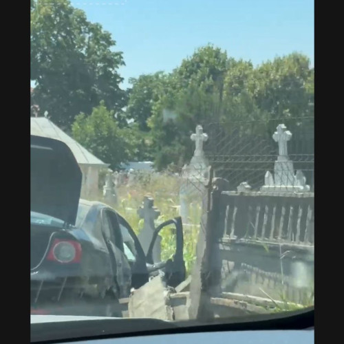 Mașină ce a distrus gardul cimitirului din Eforie Nord într-un accident minor
