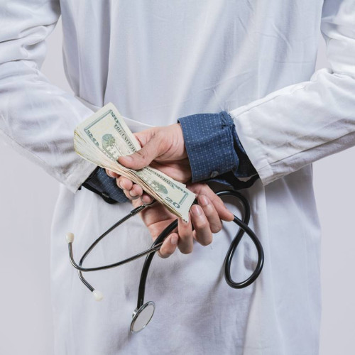 Medicul primar din București, urmărit penal pentru luare de mită și fals intelectual