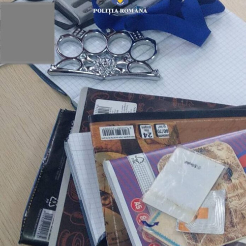Politiștii au găsit un elev sucevean cu o cutie metalică în mână - FOTO