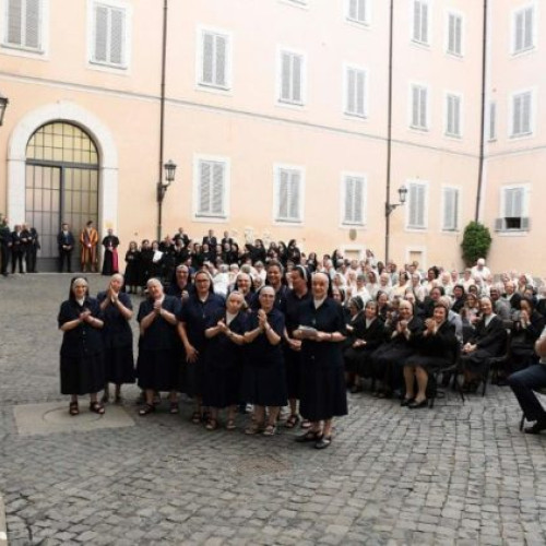 Papa Leon al XIV-lea a vorbit despre importanța institutele de viață consacrată într-o audiență acordată sâmbătă, 12 iulie, în curtea din Castel Gandolfo. El a subliniat că fondatorii acestor congregații au lăsat moștenire diverse carisme pentru a ajuta Biserica să crească și să își împlinească planurile lui Dumnezeu.