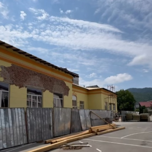 Stadiul lucrărilor de reparații la Școala nr. 2, în curs de finalizare în conformitate cu planul stabilit, conform reprezentanților primăriei municipiului Piatra Neamț. Primarul Adrian Nita, care obișnuiește să viziteze șantierele școlilor locale, a declarat că lucrările merg bine și că evoluează conform programului.