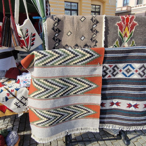 familia Ivanusca păstrează tradiția țesutului manual de covoare în comuna Todireni