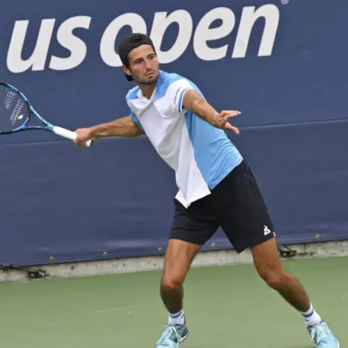 Elmer Droguet, revelatia unui turneu în care a eliminat doi favoriți, se pregătește pentru finala de duminică, anunță ziaruldeiasi.ro. În semifinala cu Duje Ajdukovic, francezul a avut o performanță extrem de solidă, impunându-se rapid după un set de doar 35 de minute. Movabilitatea sa pe teren și serviciul precis au fost decisive împotriva adversarului său, care a avut doar proteste și câteva avertismente pentru trageri de timp. Potrivit sursei, Droguet a condus încă de la început și a controlat meciul în majoritatea timpului, fără să piardă vreodată serviciul.