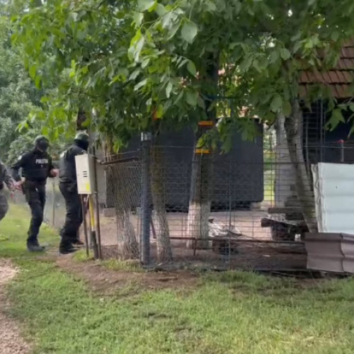 Bărbatul condamnat pentru omor, căutat acum după incendrarea casei în Mureș și Arad