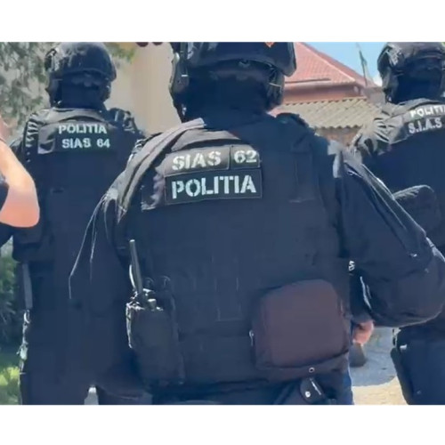 un executor judecătoresc și jandarmi descoperă un bărbat decedat de mult timp într-o locuință închisă