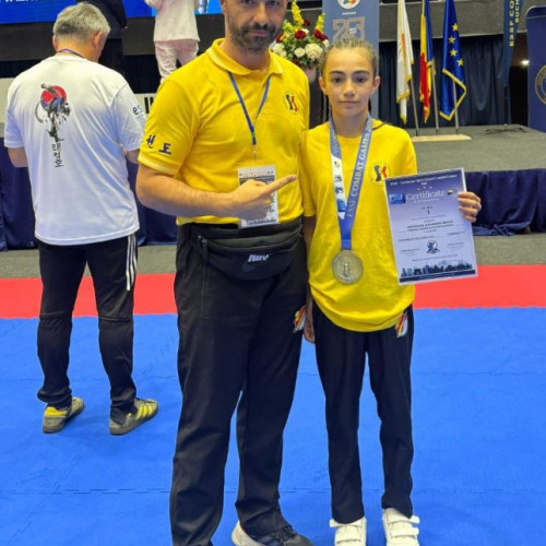 Georgiana Mihuta, elevă în clasa a VI-a, a câștigat medalia de aur la competiția European School Combat Games, desfășurată la București în perioada 11-12 iulie. Tânăra sportivă, de la Școala Gimnazială Găgești, a obținut această performanță la categoria juniori 13-15 ani, -40 kg, sub îndrumarea comisarului-sef Adrian Dochioiu. Acesta este ofițer la Inspectoratul de Poliție Județean Vrancea și, în același timp, profesor de Educație Fizică și Sport.