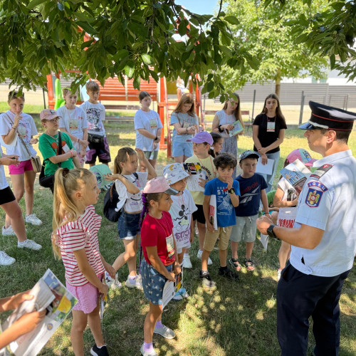 Pompierii din Botoșani au adus zâmbete și lecții utile copiilor din tabără