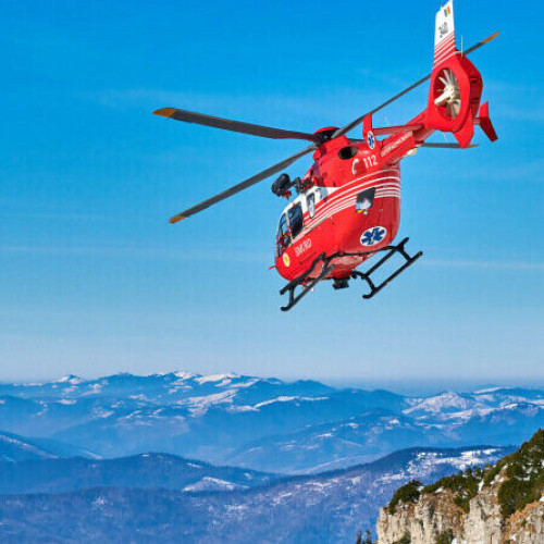 Femeie salvată după ce a căzut într-o râpă din Munții Retezat