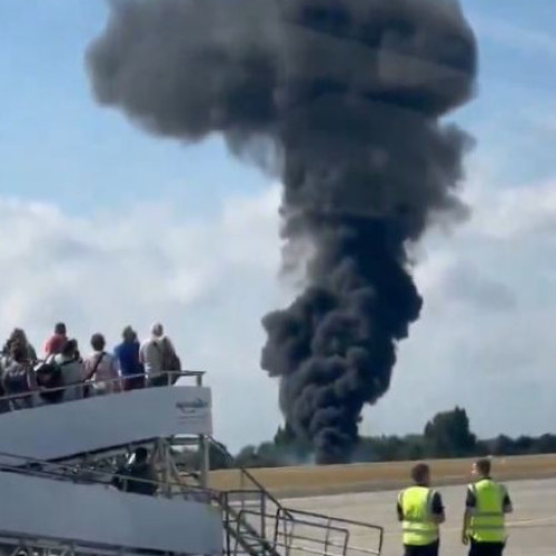 accident pe aeroportul southend din londra: avion prăbușit în flăcări