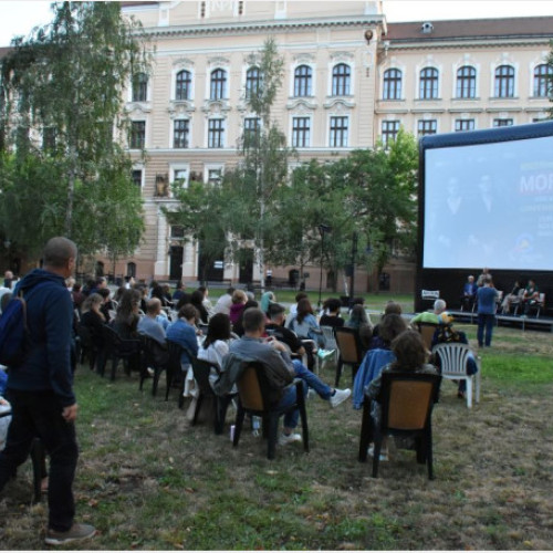 proiecție a filmului &quot;Morometii 3&quot; în parcul Muzeului Țării Crișurilor