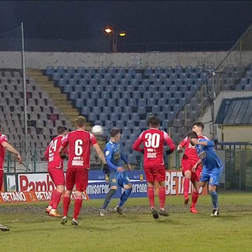 Unirea Slobozia ar putea juca meciurile din sezonul viitor pe stadionul din Crang, în Buzău, după ce nu vor reuși să finalizeze lucrările de modernizare a stadionului din oraș până la startul competiției. Potrivit unor surse, echipa antrenată de Andrei Prepelita a luat în considerare această variantsă, cel puțin până când stadionul din Slobozia va fi complet reabilitat.