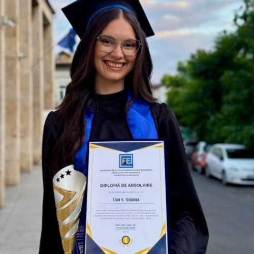 buzoianca teodora stan, sefa de promotie la ase, primeşte felicitări de la sora ei, irina fodor