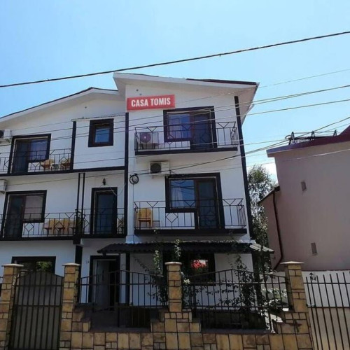 Casa Tomis, o proprietate de 550 de metri pătrați utili, este pregătită pentru a genera venituri din turism. Conform anunțului postat pe site-ul storia.ro, imobilul are 14 camere, dintre care 12 sunt duble și 2 triple, toate dotate cu baie proprie, televizor, frigider și aer condiționat. La etajele 1 și 2 se află aceste camere, în timp ce la parter există un apartament separat cu trei dormitoare, living, bucătărie proprie și două băi, ideal pentru uz personal sau pentru închiriere premium.