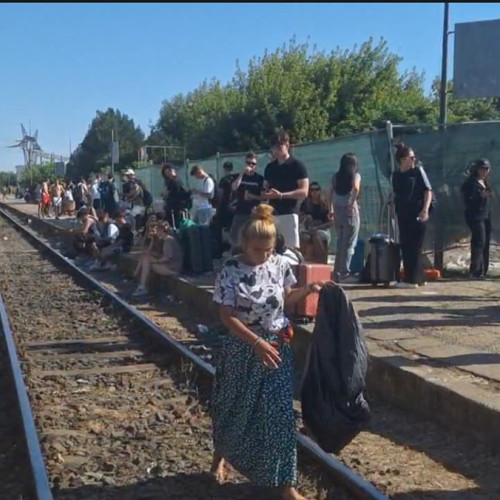 zeci de tineri așteaptă trenul în gara Costinești după festivalul beach, please! 2025