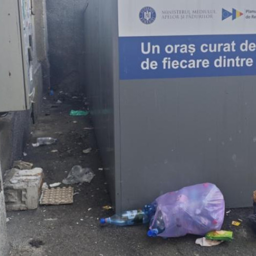 Clujul și paradoxul gunoaielor lângă containerele inteligente