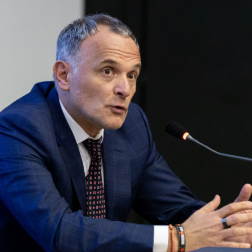 Karoly Borbely, directorul general al Hidroelectrica, va dona 20% din salariul său către fundația companiei pentru susținerea proiectelor sociale, scrie digi24.ro. Decizia a fost anunțată în contextul apelului lansat de ministrul Energiei, Bogdan Ivan, pentru responsabilitate și solidaritate în sectorul energetic. Borbely a spus că, deși donația nu va rezolva problema deficitului bugetar, consideră apelul ministrului ca fiind rezonabil și important pentru solidaritate în aceste momente.