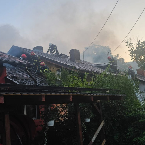 Incendiu în comuna Tarcau din cauza unui scurtcircuit electric