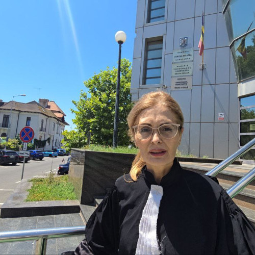 Instanța analizează modificarea măsurii preventive a arestului la domiciliu în dosarul unei persoane vizate de anchetă