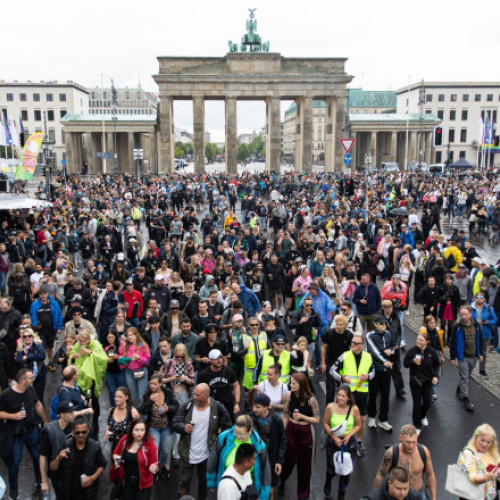 parada &quot;rave the planet&quot; în centrul Berlinului aduce aproape 200.000 de participanți și încheie cu numeroase incidente medicale