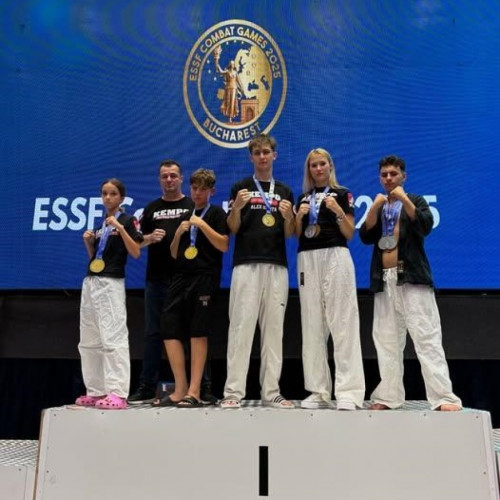 sportivi din galati après la campionatul european scolar de arte martiale