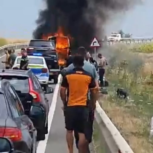 microbuz în flăcări pe DN 29 D aproape de Truşeşti