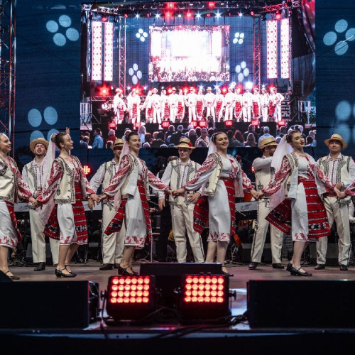 spectacol de folclor la Constanța cu artiști renumiți din întreaga țară
