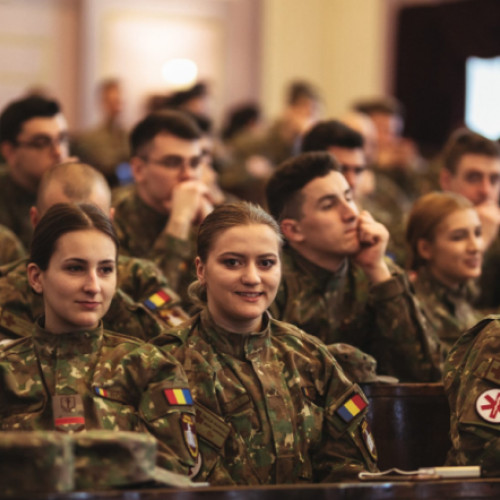 Medicina militară devine tot mai populară printre absolvenții de liceu, fiind o opțiune pentru cei care vor să îmbine pregătirea medicală cu cariera militară. Potrivit stiridecluj.ro, în această sesiune de admitere, două universități importante au organizat concurs pentru admiterea viitorilor medici militari. La Universitatea de Medicină și Farmacie "Iuliu Hatieganu" din Cluj-Napoca, programul a fost lansat pentru prima dată și a avut 10 locuri disponibile, informează sursa.