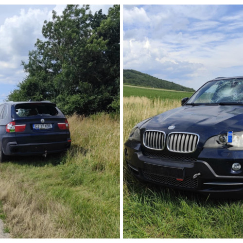 Mașină înmatriculată în Cluj, fotografiată în Austria pe marginea unui drum